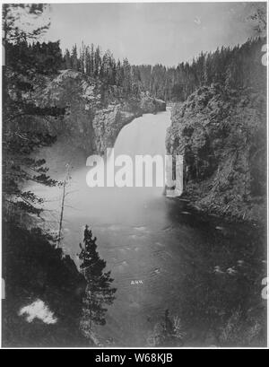 La upper falls di Yellowstone, dalla parte superiore del canyon appena sopra le cascate inferiori. Foto Stock