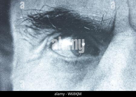 Bene in bianco e nero arte della fotografia ritratto di un cauto uomo dagli anni settanta. Foto Stock