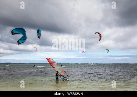 Il kite surf e windsurf, Bulabeg Beach, Boracay, Filippine Foto Stock