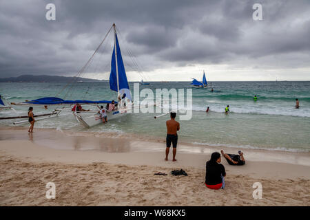 Paraw tradizionali barche a vela, White Beach, Boracay, Filippine Foto Stock