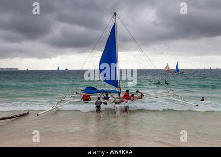 Paraw tradizionali barche a vela, White Beach, Boracay, Filippine Foto Stock