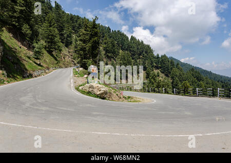 Vista di un tornante sulla strada Gulmarg in Gulmarg Wildlife Sanctuary, Jammu e Kashmir India Foto Stock