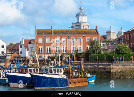 Barche da pesca ormeggiate nei bacini di campanatura con la torre della cattedrale in background a Old Portsmouth, Hampshire, Inghilterra, Regno Unito, UE Foto Stock