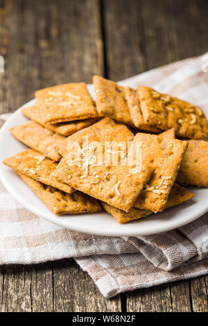 Salate cracker croccante sulla piastra. Foto Stock