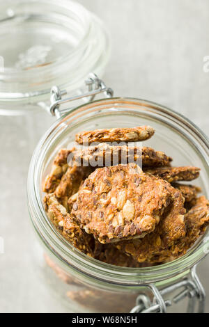 Salate cracker croccanti in barattolo. Foto Stock