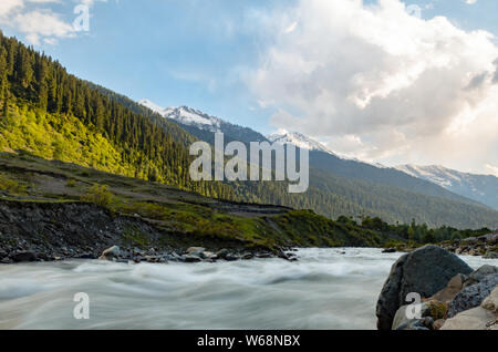 Bella vista panoramica del Sind fiume che scorre tra montagne dalle vette innevate durante il tramonto a Gagangir, Jammu e Kashmir India Foto Stock