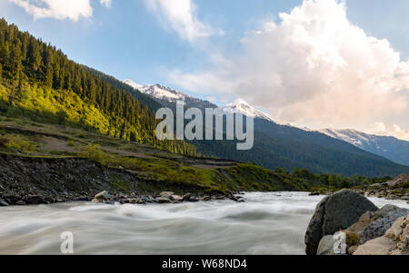 Bella vista panoramica del Sind fiume che scorre tra montagne dalle vette innevate durante il tramonto a Gagangir, Jammu e Kashmir India Foto Stock