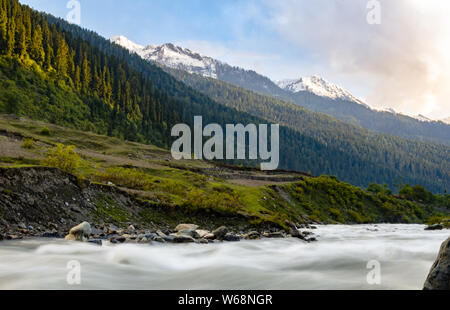 Bella vista panoramica del Sind fiume che scorre tra montagne dalle vette innevate durante il tramonto a Gagangir, Jammu e Kashmir India Foto Stock