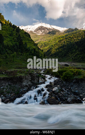 Bella vista panoramica del fiume formata dalla fusione della neve che scorre nel fiume Sind durante la stagione estiva in Gagangir, Jammu e Kashmir India Foto Stock