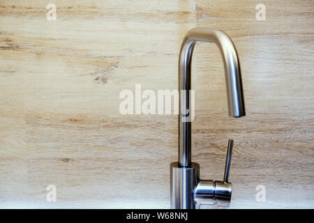 Di stile moderno cucina rubinetto per acqua. Carta opaca per finitura cromata Foto Stock