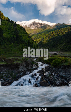 Bella vista panoramica del fiume formata dalla fusione della neve che scorre nel fiume Sind durante la stagione estiva in Gagangir, Jammu e Kashmir India Foto Stock