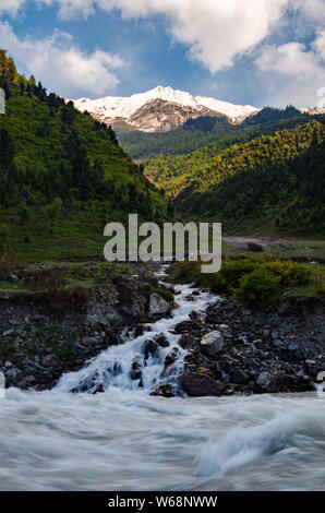 Bella vista panoramica del fiume formata dalla fusione della neve che scorre nel fiume Sind durante la stagione estiva in Gagangir, Jammu e Kashmir India Foto Stock