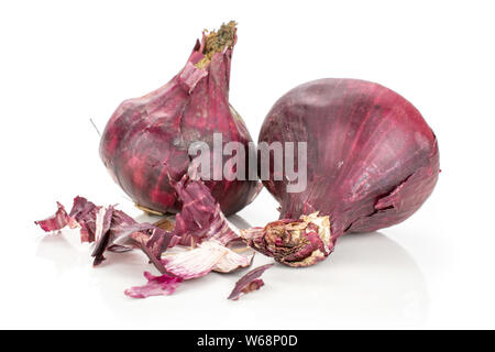 Gruppo di due intero lotto di pezzi di stantio cipolla rossa isolato su sfondo bianco Foto Stock