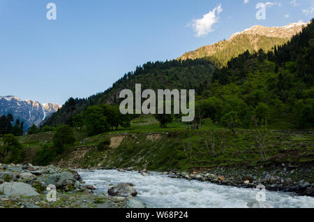 Bella vista panoramica del Sind fiume che scorre tra montagne dalle vette innevate durante il crepuscolo presso Gagangir, Jammu e Kashmir India Foto Stock