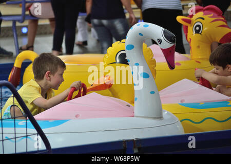 Bambini sul paraurti gonfiabili barche fairground ride, Svilajnac, Serbia, Europa Foto Stock