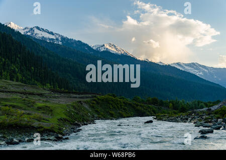 Bella vista panoramica del Sind fiume che scorre tra montagne dalle vette innevate durante il crepuscolo presso Gagangir, Jammu e Kashmir India Foto Stock