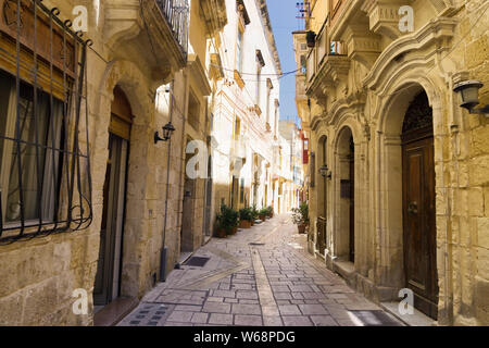 Vista della stretta strada affascinante in Senglea, Malta. Foto Stock