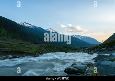 Bella vista panoramica del Sind fiume che scorre tra montagne dalle vette innevate al crepuscolo a Gagangir, Jammu e Kashmir India Foto Stock