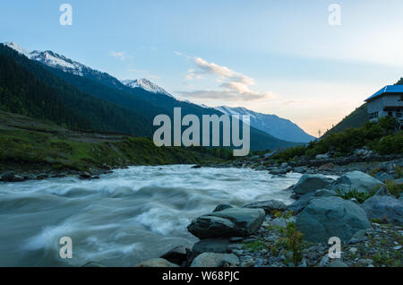 Bella vista panoramica del Sind fiume che scorre tra montagne dalle vette innevate al crepuscolo a Gagangir, Jammu e Kashmir India Foto Stock