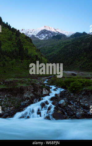 Bella vista panoramica del fiume formata dalla fusione della neve che scorre nel fiume Sind durante la stagione estiva in Gagangir, Jammu e Kashmir India Foto Stock