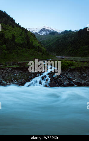 Bella vista panoramica del fiume formata dalla fusione della neve che scorre nel fiume Sind durante la stagione estiva in Gagangir, Jammu e Kashmir India Foto Stock