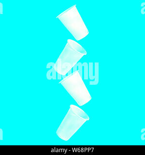 I bicchieri di plastica usa e getta su uno sfondo color turchese. Quattro vetri bianchi cadono dalla parte superiore alla parte inferiore. Arte moderna. Creative del riciclo dei rifiuti nozione. Foto Stock