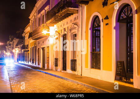 La vecchia San Juan, Puerto Rico - Marzo 15, 2019: scene di strada da Old San Juan Puerto Rico vedere di notte con architettura antica e di guida auto Foto Stock