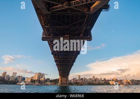 Il Ponte del Porto di Sydney è un patrimonio di acciaio elencati attraverso il ponte di arco attraverso il porto di Sydney che porta rampa, vehicular, Bicicletta e Pedonale. Foto Stock