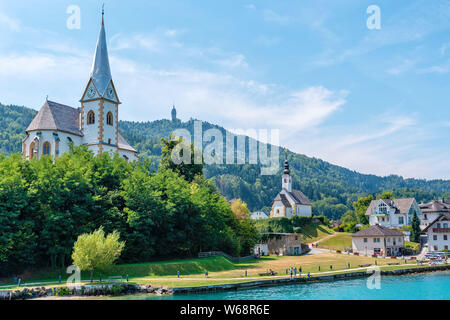 WORTHERSEE, Austria - Agosto 08, 2018: vista del lago Worthersee con Maria vale la pena di chiesa, Carinzia, Austria Foto Stock