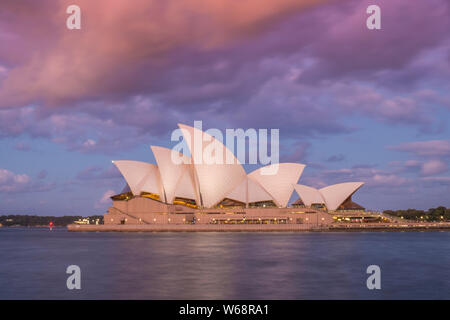 La Sydney Opera House è un multi-sede performing arts center presso il Porto di Sydney a Sydney, Nuovo Galles del Sud, Australia. È uno del XX secolo" Foto Stock