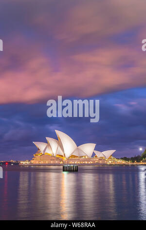 La Sydney Opera House è un multi-sede performing arts center presso il Porto di Sydney a Sydney, Nuovo Galles del Sud, Australia. È uno del XX secolo" Foto Stock