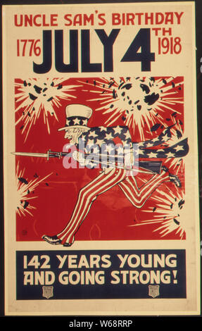 Lo zio Sam il compleanno. 1776- Il 4 luglio 1918. 142 anni giovani e andando forte, ca. 1917 - ca. 1919; le note generali: poster per celebrare il 4 luglio 1918 durante l'impegno degli USA nella guerra mondiale I. raffigura lo zio Sam carica con il fucile e baionetta. Foto Stock