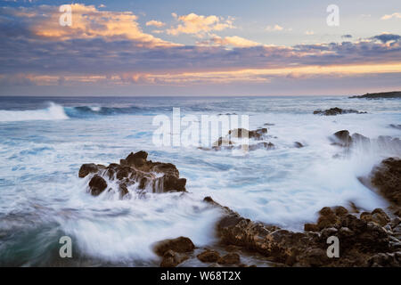 La porta rossa vicino a Hana è parte di questa roccia vulcanica recinto su Hawaii Isola di Maui. Foto Stock