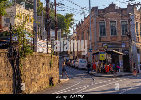 Santa Teresa, Rio de Janeiro, Brasile - 24 Luglio 2016: Il Largo do Guimaraes e Almirante Alexandrino street a Santa Teresa di distretto. Foto Stock