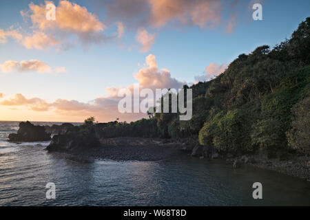 La porta rossa vicino a Hana è parte di questa roccia vulcanica recinto su Hawaii Isola di Maui. Foto Stock