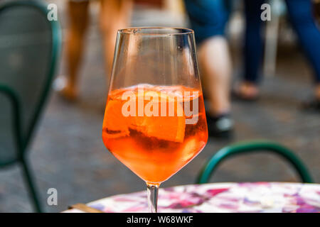 Vista ravvicinata di un Aperol Spritz drink con ghiaccio e una fettina di arancio Foto Stock