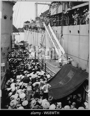 Il Vietnam Rifugiati. USS Montague si abbassa di una scaletta oltre il lato di LSL francese a prendere i rifugiati a bordo. Haiphong, Agosto 1954., 1943 - 1958; Note Generali: Utilizzo di guerra e di conflitto numero 386 quando si ordina una riproduzione o la richiesta di informazioni su questa immagine. Foto Stock