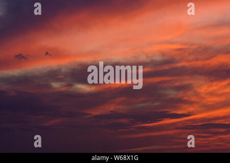 Drammatica e brillante bruciato-arancione e rosso tramonto nel Texas centrale Foto Stock