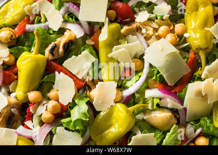 In casa Pizzeria Mediterraneo insalata con peperoni e carciofi Foto Stock