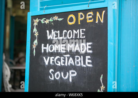 Closeup chalk board con un invito alla zuppa di verdure, il fuoco selettivo Foto Stock