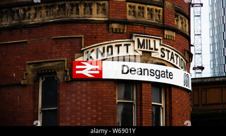 Ingresso della targa della stazione ferroviaria di Deansgate a Manchester Foto Stock