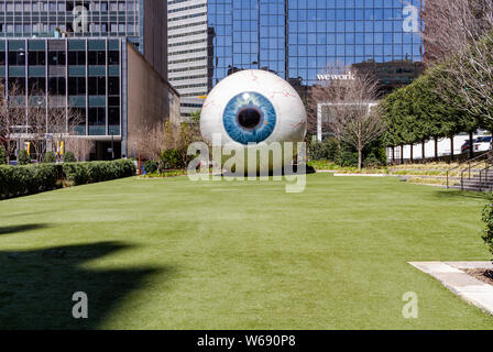 Dallas, Texas - Marzo 16, 2019: Il Gigante bulbo oculare è una scultura nel centro di Dallas, Texas, situato presso l'Hotel Joule cantiere. Foto Stock