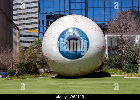 Dallas, Texas - Marzo 16, 2019: Il Gigante bulbo oculare è una scultura nel centro di Dallas, Texas, situato presso l'Hotel Joule cantiere. Foto Stock