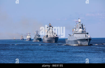 Una linea in anticipo della moderna militare russo corazzate navale navi da guerra in fila, flotta del nord e del mar Baltico flotta, estate giornata di sole Foto Stock