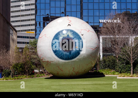 Dallas, Texas - Marzo 16, 2019: Il Gigante bulbo oculare è una scultura nel centro di Dallas, Texas, situato presso l'Hotel Joule cantiere. Foto Stock