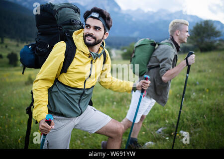 Due escursionisti fuori del trekking in montagna Foto Stock