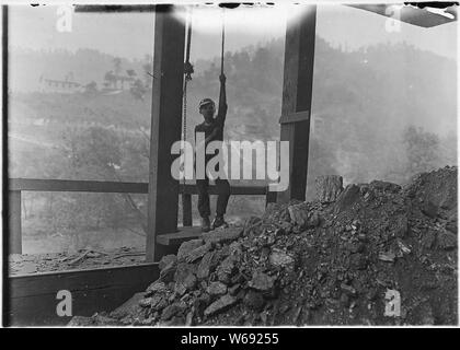 Welch Mining Co., Welch, W. Va. Boy viaggio in esecuzione a fune tipple. Incolto, ma sembrava vecchia di 13 anni. Funziona 10 ore al giorno. Welch, W. Va. Foto Stock