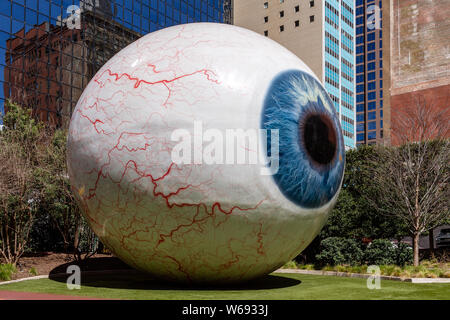 Dallas, Texas - Marzo 16, 2019: Il Gigante bulbo oculare è una scultura nel centro di Dallas, Texas, situato presso l'Hotel Joule cantiere. Foto Stock