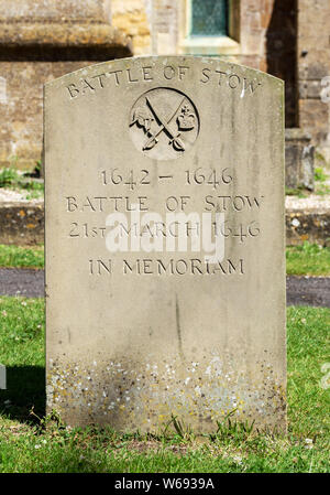 Una lapide alla battaglia di stivare, XXI Marzo 1646, sul sagrato di San Edward's Chiesa in Stow on the Wold, Gloucestershire, Inghilterra, Regno Unito. Foto Stock