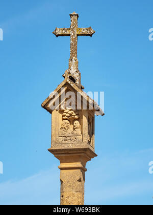 La parte superiore del paese medievale di croce nella Piazza del Mercato di Stow on the Wold, Gloucestershire, Inghilterra, Regno Unito. Foto Stock